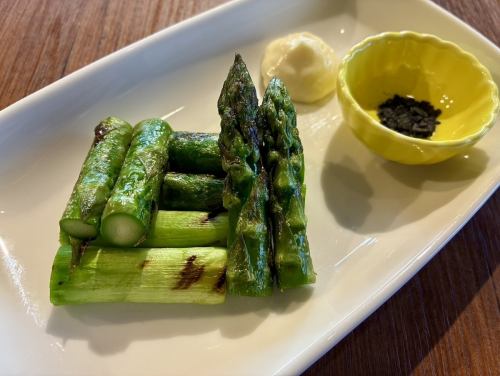 Grilled Hokkaido-grown green asparagus (2 stalks)