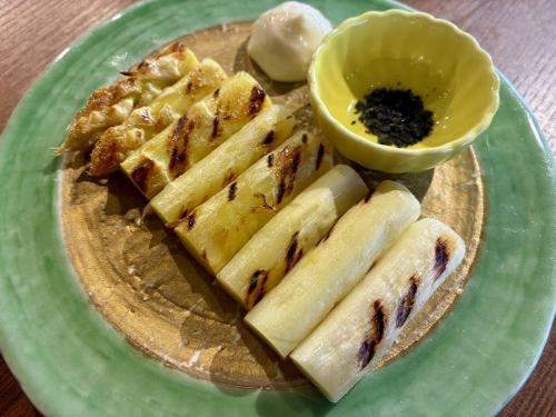 Grilled Hokkaido-grown white asparagus (2 stalks)
