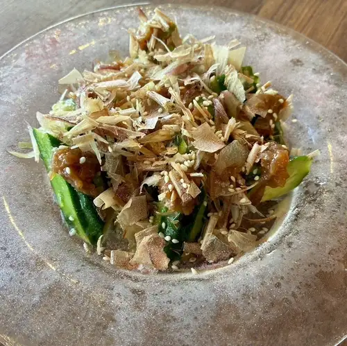 清爽的腌梅子和黄瓜