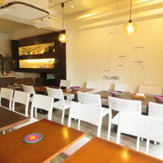 お洒落で過ごしやすい店内でランチやディナーをお楽しみください。