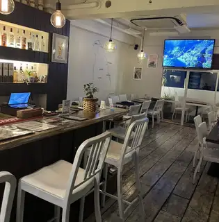 カウンター席は4席のためすぐに埋まってしまうこともございます。