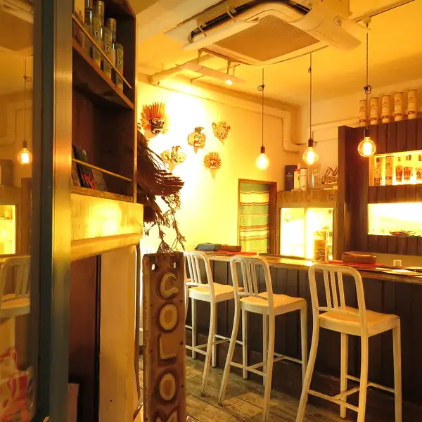 本場スリランカをイメージした店内は雰囲気抜群♪テーブル、カウンター合わせて22席と気配りが行き届く広さ。ディナーにはビールとの相性抜群なメニューもあるので昼も夜もお愉しみいただけます。