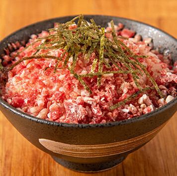 定番の牛トロ飯と骨付きラムラックがおすすめ！