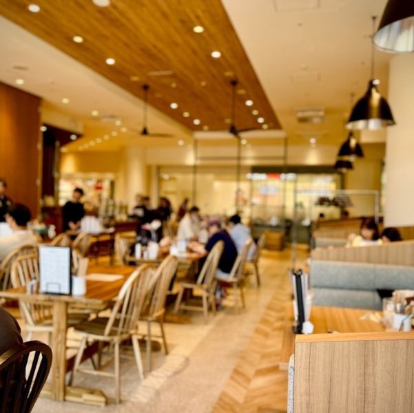 非日常的な空間を様々なシーンでお楽しみください。多彩なメニュー構成は、お酒とおつまみも存分にお楽しみいただけます。気分転換にばっちりな雰囲気で皆様をおもてなし致します。特別な料理と雰囲気で特別な時間を過ごして頂けること間違いなしです！