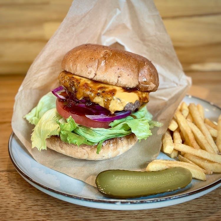 100%Beefグリーンルームのチーズバーガー