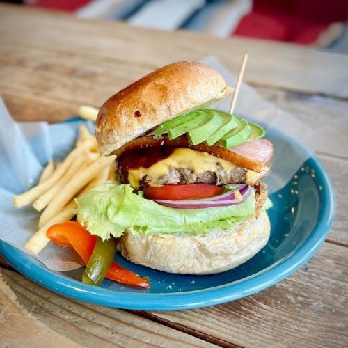 100%Beefアボカドベーコンチーズバーガー