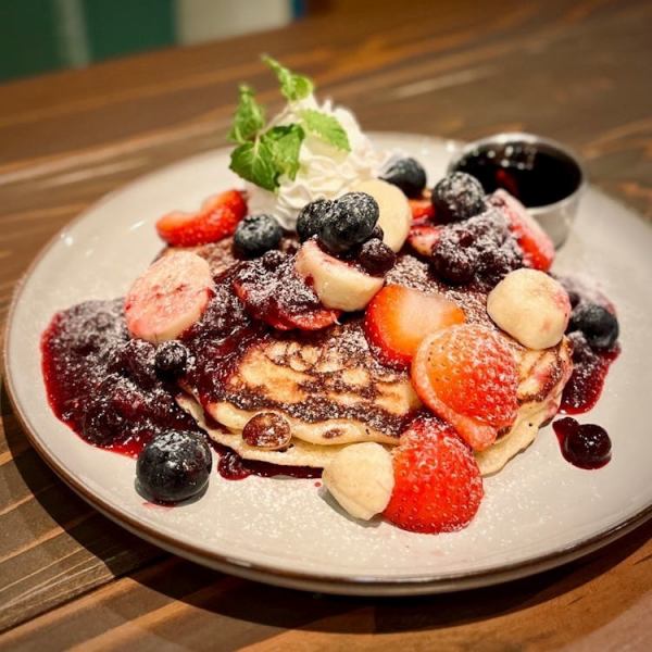 自慢のバターミルクパンケーキやアサイーボウル、チーズケーキなどのスイーツも！