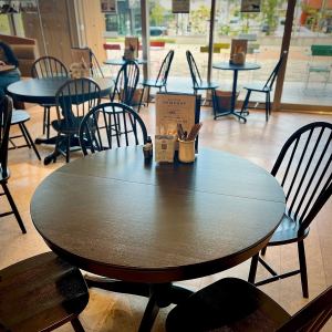 ワイワイ楽しい円卓のお席もございます。お子様用のハイチェアーのご利用も可能です。