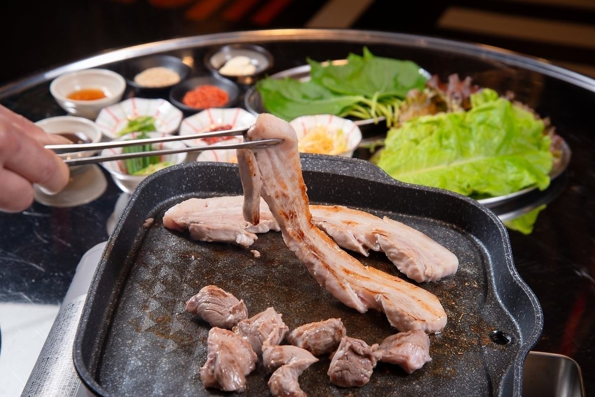 You can choose from 4 different flavors of samgyeopsal! Try it with sanchu or kimchi♪