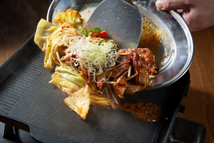 ポチャの鉄板焼きセット(サムギョプサル、豚ハラミ50g、包み野菜、塩ダレ他)1人前1650円(税込)