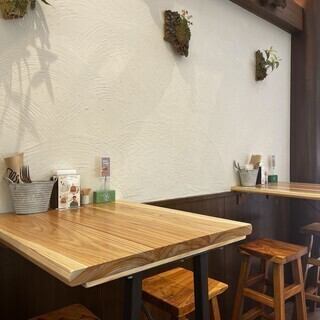 当店では、2名様掛けのローテーブルのお席を3つ、ハイテーブルのお席を2つご用意しております!ファミリーで訪れるもよし、友人とのランチに利用するもよし♪カップルのデート利用も大歓迎です!貸切15名様~24名様の貸し切りも承っております!立食だと30名様まで対応可能です!ご利用の方はお気軽にご相談ください♪