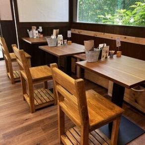 2名様掛けのローテーブルのお席を3つご用意しております!ファミリーで訪れるもよし、友人とのランチに利用するもよし♪カップルのデート利用も大歓迎です!