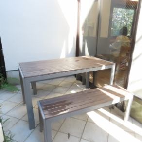 当店では、開放的な4名様掛けのテーブル席をご用意しております!鎌倉の空気を味わいながら、当店自慢のハンバーガーをお楽しみください♪