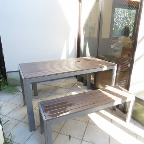 当店では、開放的な4名様掛けのテーブル席をご用意しております!鎌倉の空気を味わいながら、当店自慢のハンバーガーをお楽しみください♪