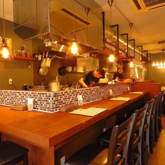 木の温もりとタイルが彩る、湘南台のイタリアンと炭火バルです