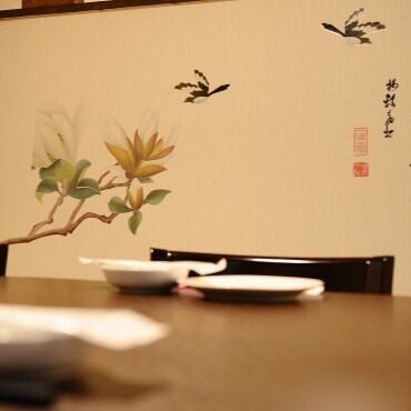 Our restaurant is conveniently located just a 3-minute walk from Akasaka Station and a 5-minute walk from Tameike-sanno Station, making it easy to drop in after work.It is located on the second floor of a building in a corner of a restaurant district where office workers gather.The staff is warm and the atmosphere is relaxing.Please enjoy a pleasant time with delicious food and drinks.