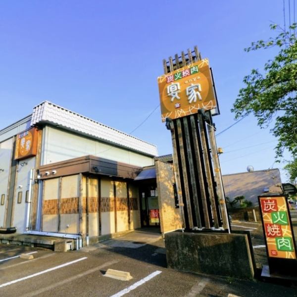 【蟹江町最大的烤肉店】拥有13张桌子，最多可容纳74人，是蟹江町最大的烤肉店，收到了“想吃美味的肉就来吧！”等好评。去宴会厅。”