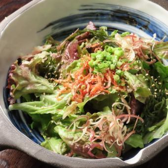 南三陸産めかぶと桜エビの和サラダ