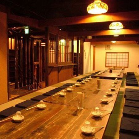 The tatami room on the second floor can accommodate up to 100 people.The retro atmosphere is still alive and well.