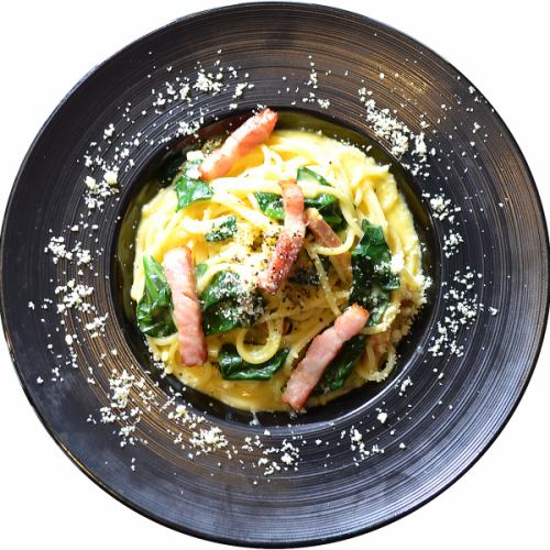 Super rich carbonara with bacon and spinach