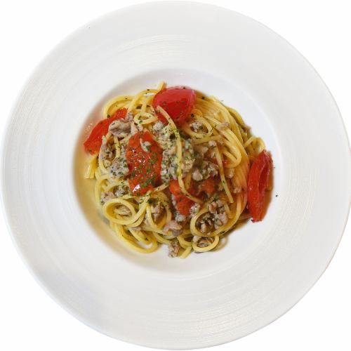 Oil pasta with fresh tomatoes and minced meat