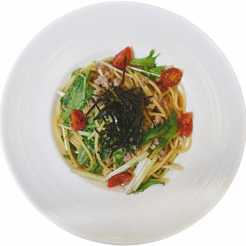 Japanese-style pasta with minced meat and mizuna
