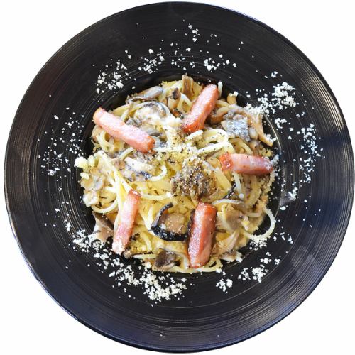 Creamy mushroom and bacon pasta