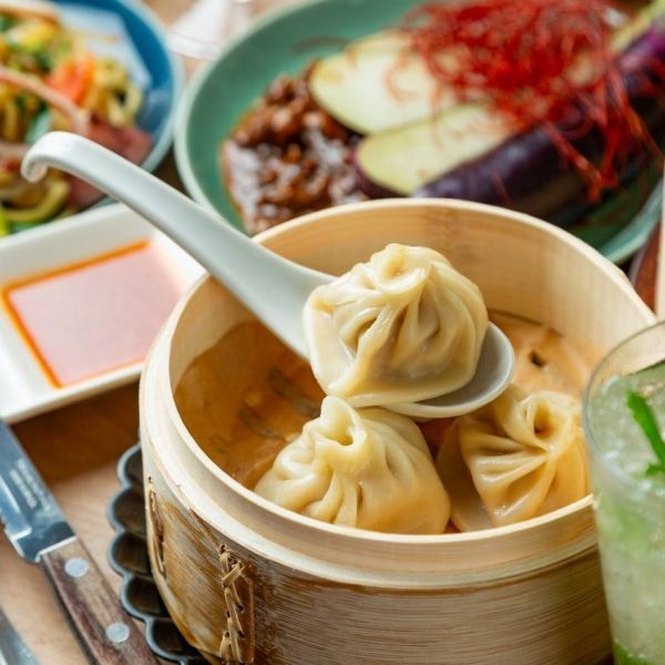 特別な日を彩る、落ち着いたラグジュアリー空間。温かみのある照明と洗練されたインテリアが、二人の時間を優雅に演出します。心温まる蒸し料理と美酒を片手に、ゆったりと語らい合う大人の夜をお過ごしください。