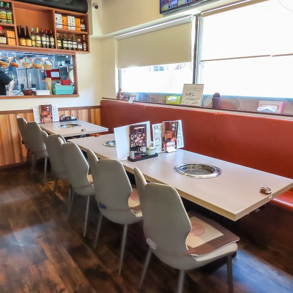 当店では、片側がソファーになった4名様掛けのテーブル席を7卓ご用意しています！ゆったりと腰を下ろせるので、ご家族連れや小さなお子様とのご来店にもぴったり。焼肉を囲んで、気兼ねなく会話も楽しめます♪お子様の記念日など、特別な日のお食事にもおすすめです！