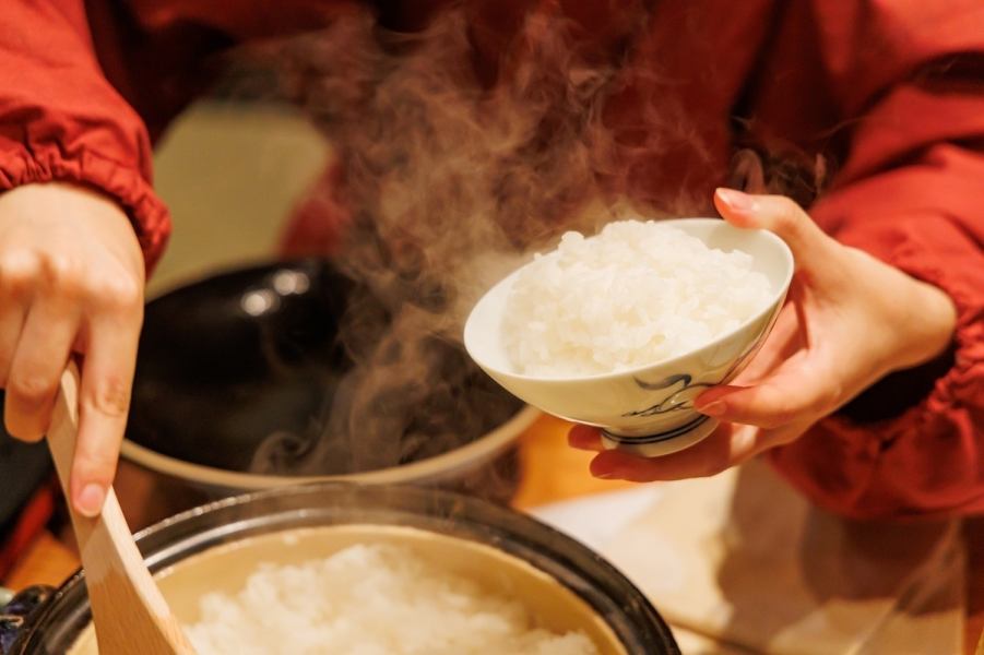 土鍋で炊いた炊きたて白米と鶏きのこ汁