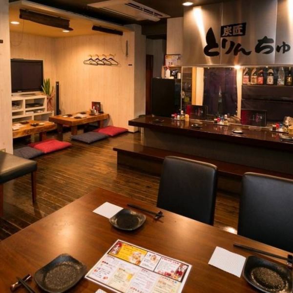 アットホームな雰囲気で藁焼きや串料理が楽しめるお店。お一人様やデートで使い勝手の良いカウンター席と、お集まりに最適なテーブル席をご用意しています！テーブル席は連結も可能なので、お気軽にご相談ください。