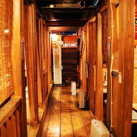 【あたたかい雰囲気が自慢！】のれんをくぐり、店内に入るとそこは、迷路の様な店内でレトロな個室空間とホリのお席で落ち着く空間です。