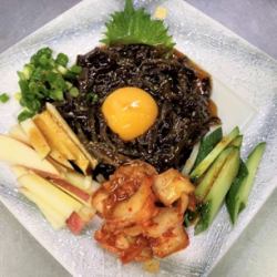 木耳ユッケ