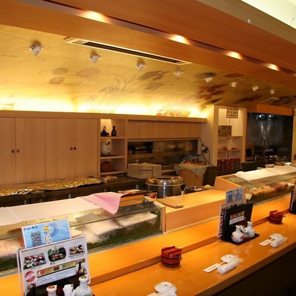 カウンターは鮨屋の顔。職人との会話を楽しみながら、今日のオススメを聞いてみてください。