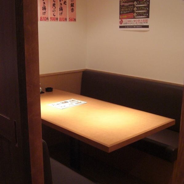 店内はカウンターだけではなくテーブル席もご用意。複数名様で座れます。一品料理とお酒もどうぞ。