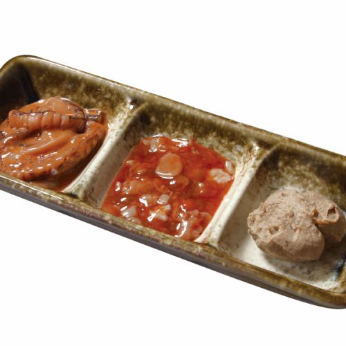 珍味三品盛(いかの塩辛・まぐろ酒盗・かに味噌)