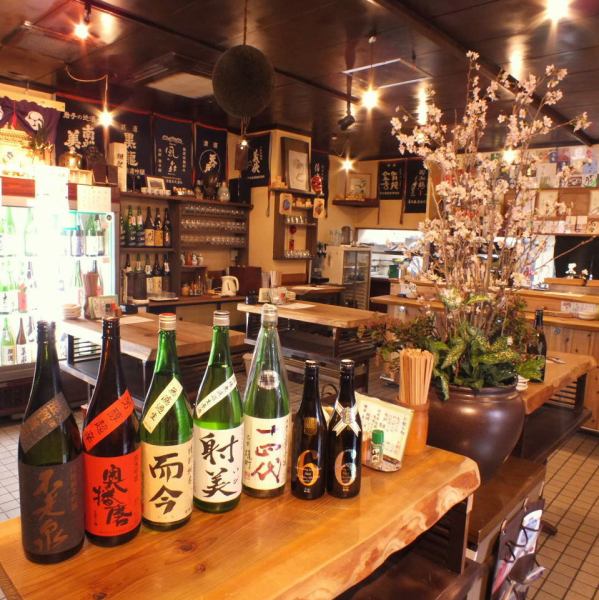 常備100種類以上の日本酒をご用意★ガラスケースに並ぶ日本酒に圧倒あなたの好きな日本酒を探しませんか？？