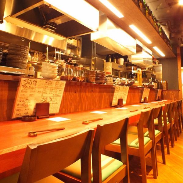 Along with food that goes well with sake at the spacious counter.Recommended for 1 or 2 people!
