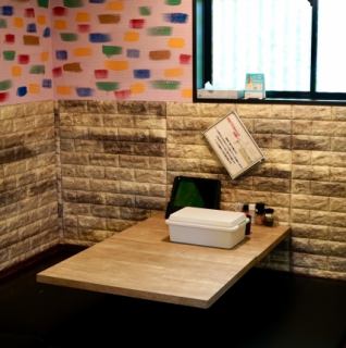 暖かな照明、木目調のテーブルと落ち着いた色合いで、リラックスしてごゆっくりとお寛ぎいただけます。木の温もり溢れる和空間で自慢の串かつをご堪能下さい♪※画像はイメージです。