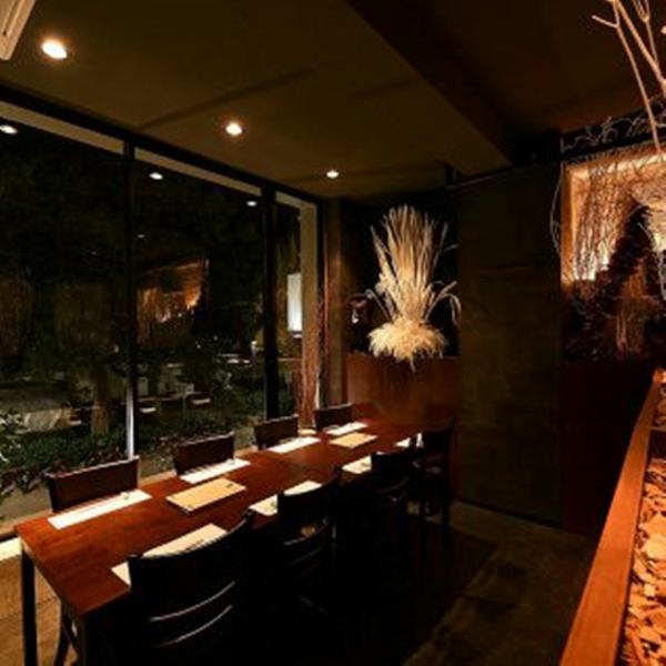 窗邊是一個現代化的空間，在那裡您可以看到夜景。2至16人的桌座♪日本料理，一邊看外面一邊享受用餐◎