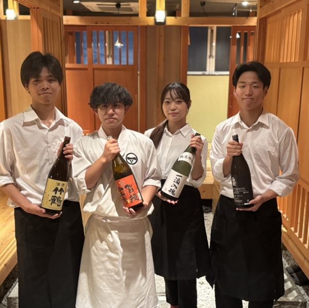 本店的正面是吧台，右側是氛圍沉穩的包廂，左側是可以欣賞夜景的桌席。遠離城市的喧囂，這個隱密的空間非常適合舉辦各種場合，包括日常用餐和宴會。在舒適的空間享受高品質的美食，度過奢華的時光。