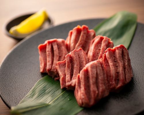 [First off, try this!] Premium thick-sliced tongue 2,750 yen (tax included)