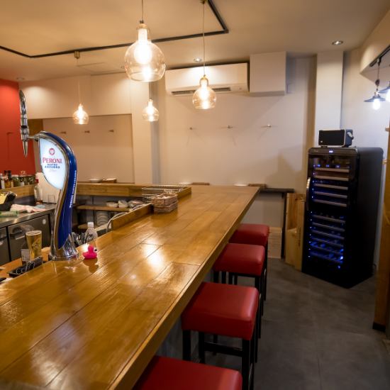 お一人様でのご来店しやすい全面ガラス張りの店内♪気軽にどうぞ
