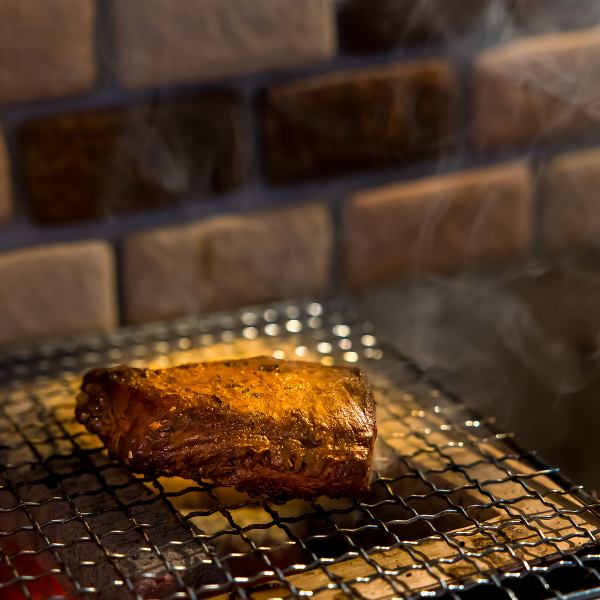 【人気の逸品】薪と炭で焼き上げるメインディッシュ　1200円(税込)～