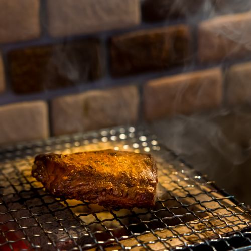 【人気の逸品】薪と炭で焼き上げるメインディッシュ　1200円(税込)～