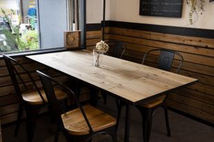We have one table for 4 people.This seat is recommended for small groups such as drinking parties and dinner parties.We have a wide variety of sake, so it is recommended to use it as a place to chat on weekends and holidays.