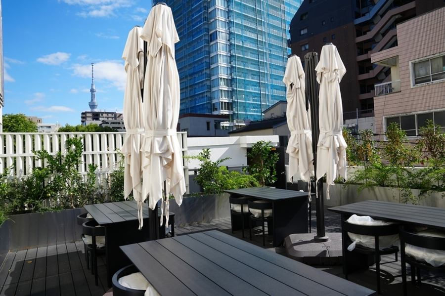 湘南飯店には屋上庭園には、カジュアルな集まりに最適なガーデン席がございます。屋上からは観光名所であるスカイツリーを眺めることが可能です。開放感のあるテラスを囲う植物とオレンジ色の間接照明が上品な空間を演出しており、リラックスしてお過ごしいただけます。非日常的な空間でお食事をお楽しみください。