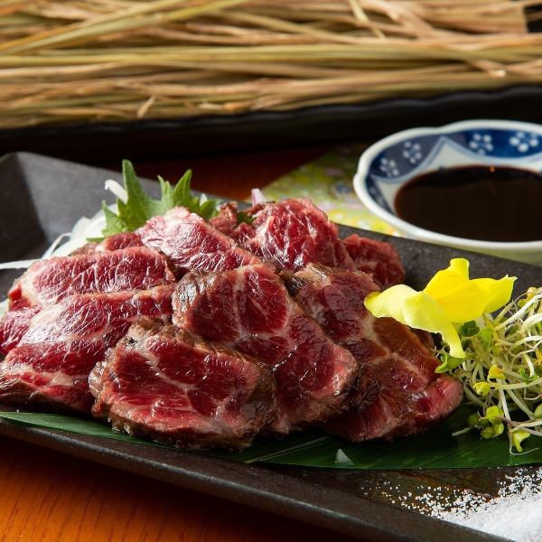 ``Straw-grilled horse sashimi from Kumamoto prefecture'' with an irresistible straw-grilled aroma