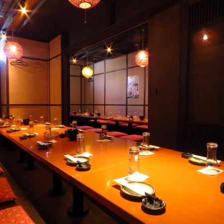 这是一家以鸡肉和鱼类菜肴为特色的小酒馆！我们提供的宝石可让您享受购买特有的食材的味道！请在现代的日本治愈空间中享受我们引以为傲的宝石。