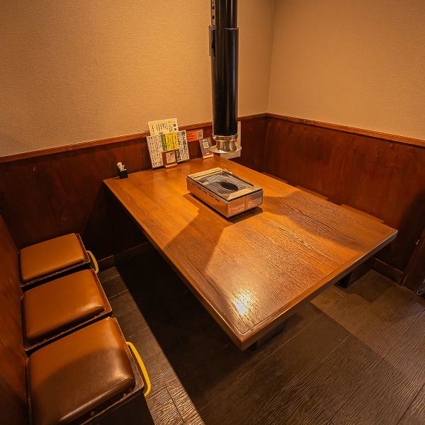 [1F Box Seat] The spacious box seat can accommodate up to 6 people, making it ideal for small and medium-sized parties.Everyone can gather around the grill and enjoy yakiniku in a warm space.Spend a special time with delicious meat and a lively atmosphere!★